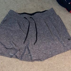 lululemon shorts size 6